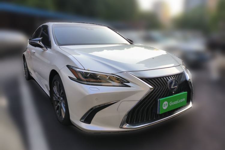 Used Lexus ES 2020 300h Premium Edition Front Right 45 Deg
