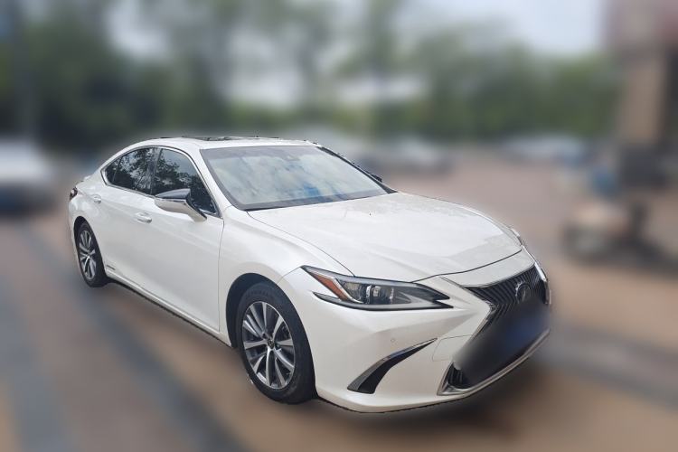 Used Lexus ES 2020 300h Premier Edition Front Right 45 Deg