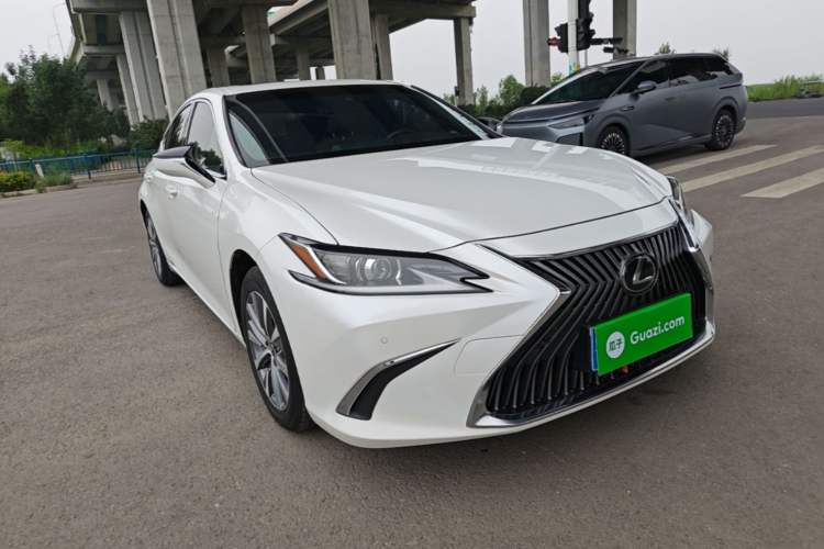 Used Lexus ES 2020 200 Excellence Edition Front Right 45 Deg