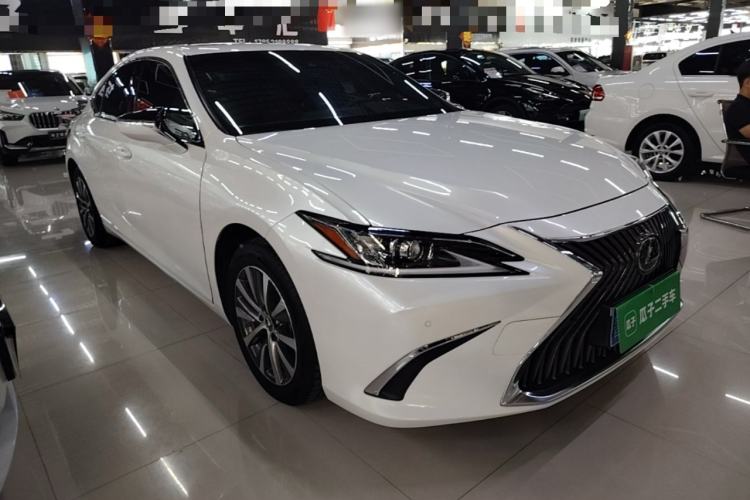 Used Lexus ES 2020 200 Excellence Edition Front Right 45 Deg