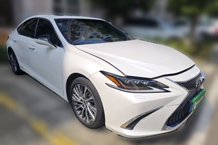 Used Lexus ES 2020 300h Deluxe Edition Front Right 45 Deg