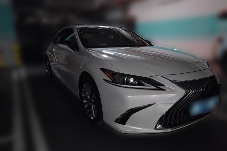 Used Lexus ES 2020 300h Premier Edition Front Right 45 Deg