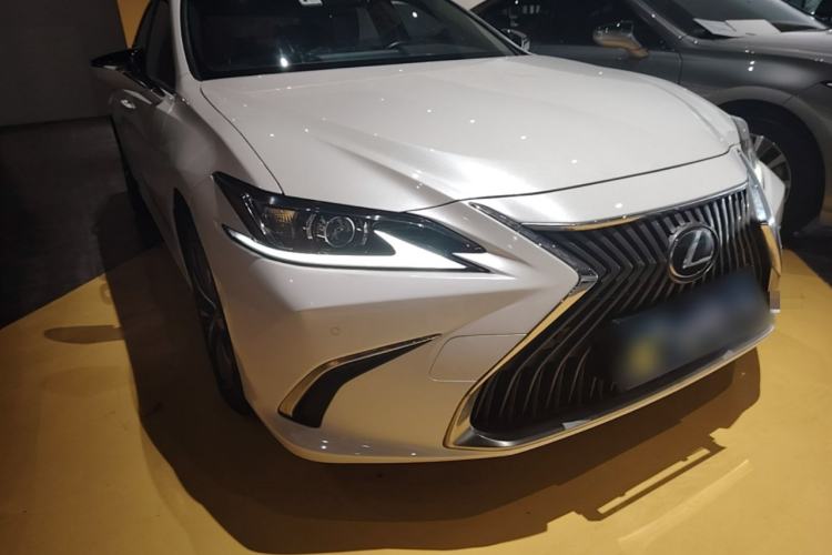 Used Lexus ES 2020 260 Excellence Edition Front Right 45 Deg