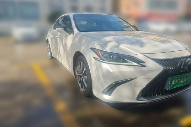 Used Lexus ES 2020 300h Premier Edition Front Right 45 Deg
