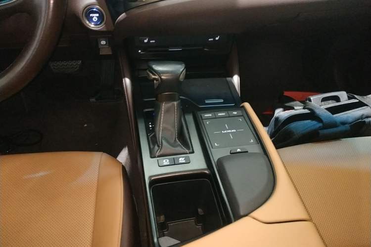 Used Lexus ES 2020 300h Premier Edition Gear Lever