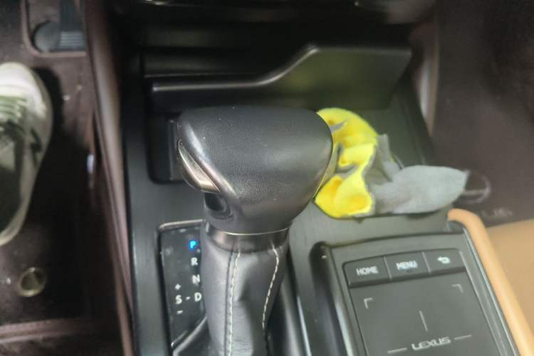 Used Lexus ES 2020 300h Premier Edition Gear Lever