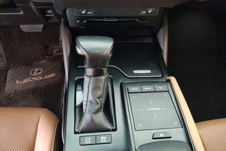 Used Lexus ES 2020 300h Premier Edition Gear Lever