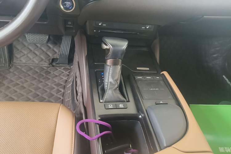 Used Lexus ES 2020 300h Premier Edition Gear Lever