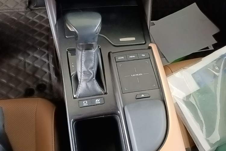 Used Lexus ES 2020 300h Premier Edition Gear Lever
