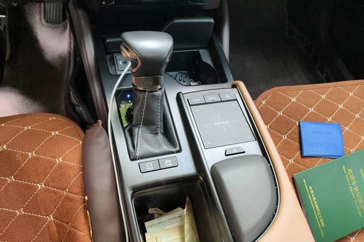 Used Lexus ES 2020 300h Premier Edition Gear Lever