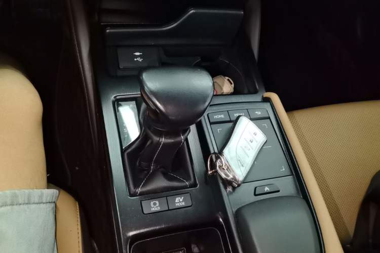 Used Lexus ES 2020 300h Premier Edition Gear Lever