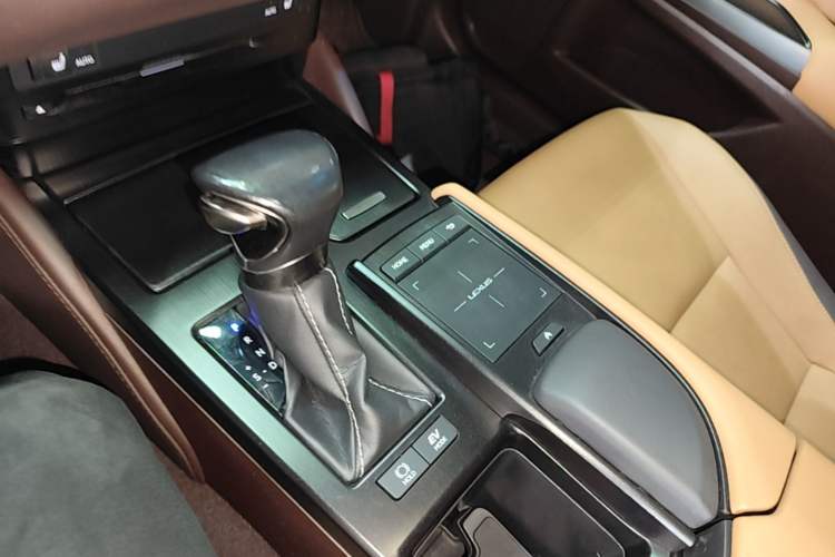 Used Lexus ES 2020 300h Premier Edition Gear Lever