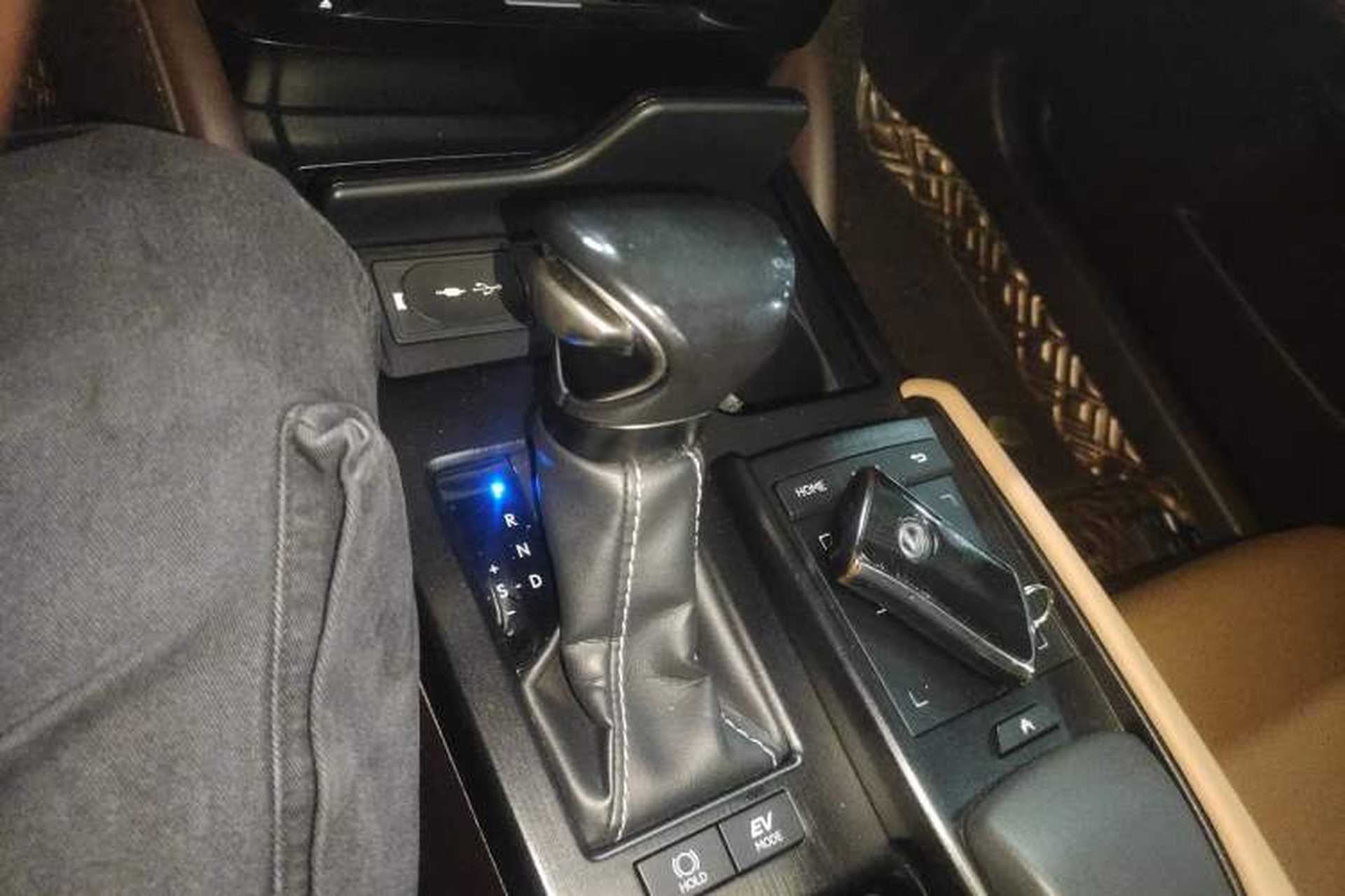 Used Lexus ES 2020 300h Premier Edition Gear Lever
