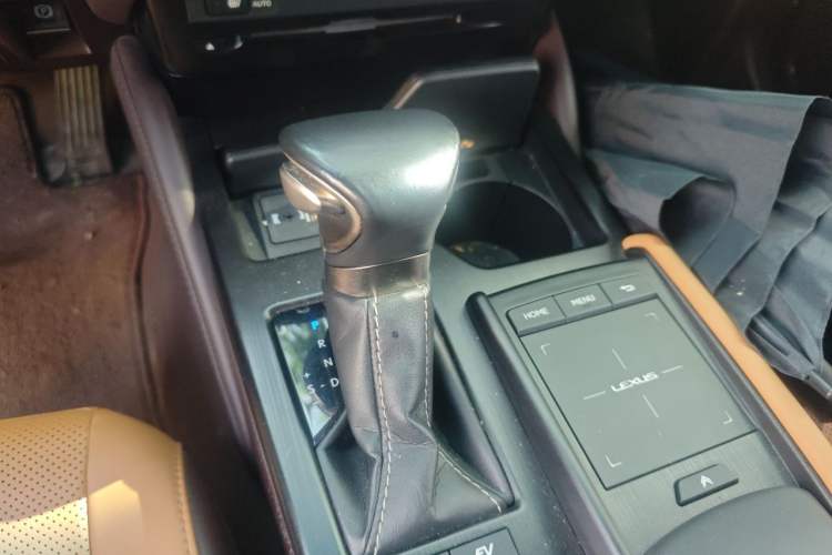 Used Lexus ES 2020 300h Premier Edition Gear Lever