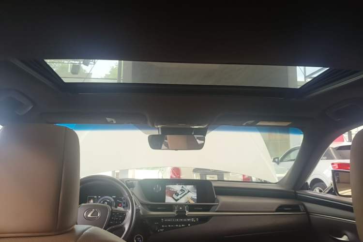 Used Lexus ES 2020 300h Premier Edition Headliner