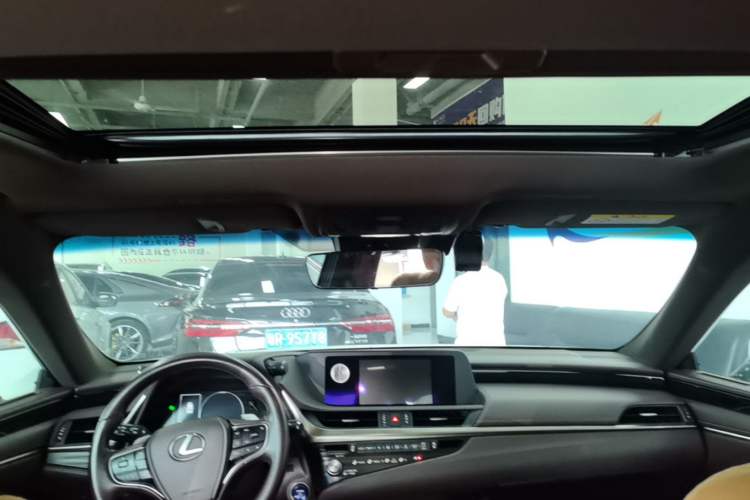 Used Lexus ES 2020 300h Premier Edition Headliner