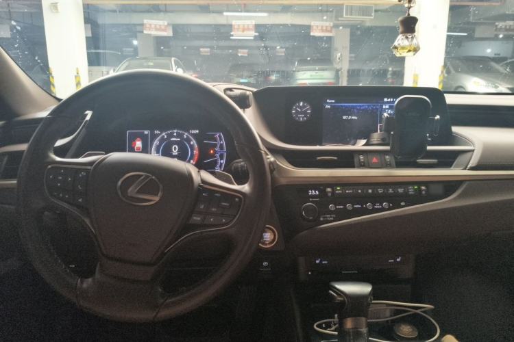 Used Lexus ES 2020 200 Excellence Edition Interior 2