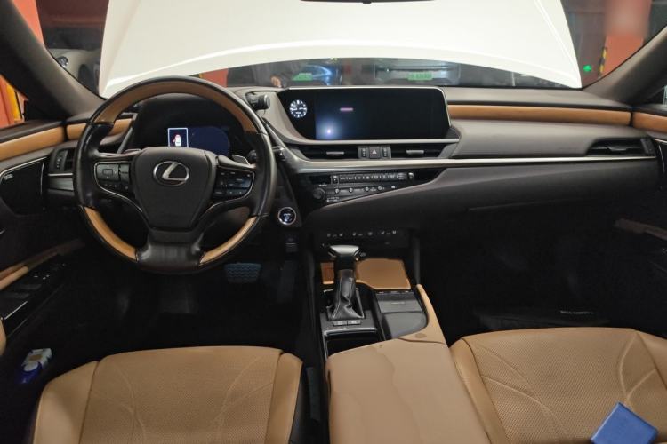Used Lexus ES 2020 300h Executive Edition Interior 2