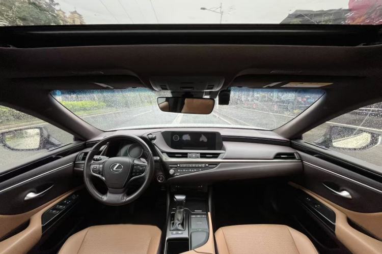 Used Lexus ES 2020 300h Premier Edition Interior 2