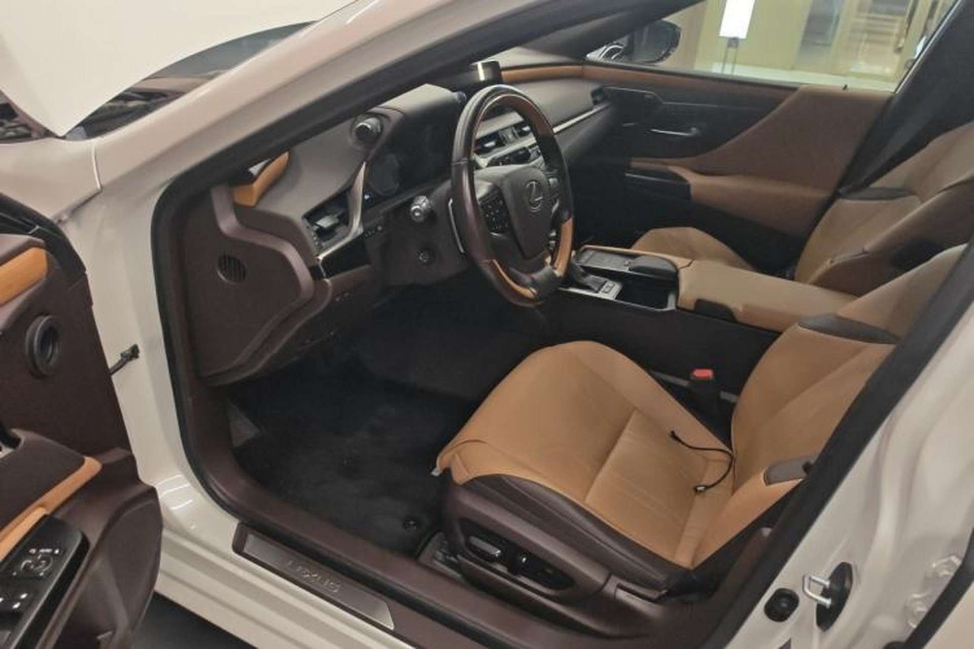 Used Lexus ES 2020 300h Executive Edition Interior 3