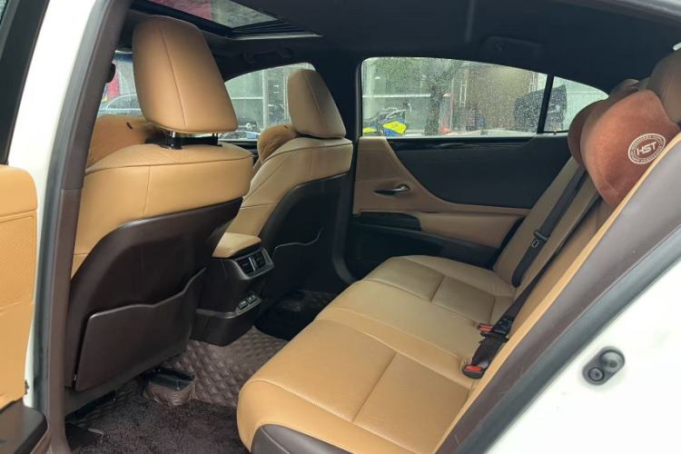 Used Lexus ES 2020 300h Premier Edition Interior 3