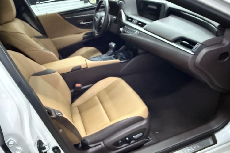 Used Lexus ES 2020 200 Excellence Edition Interior 4