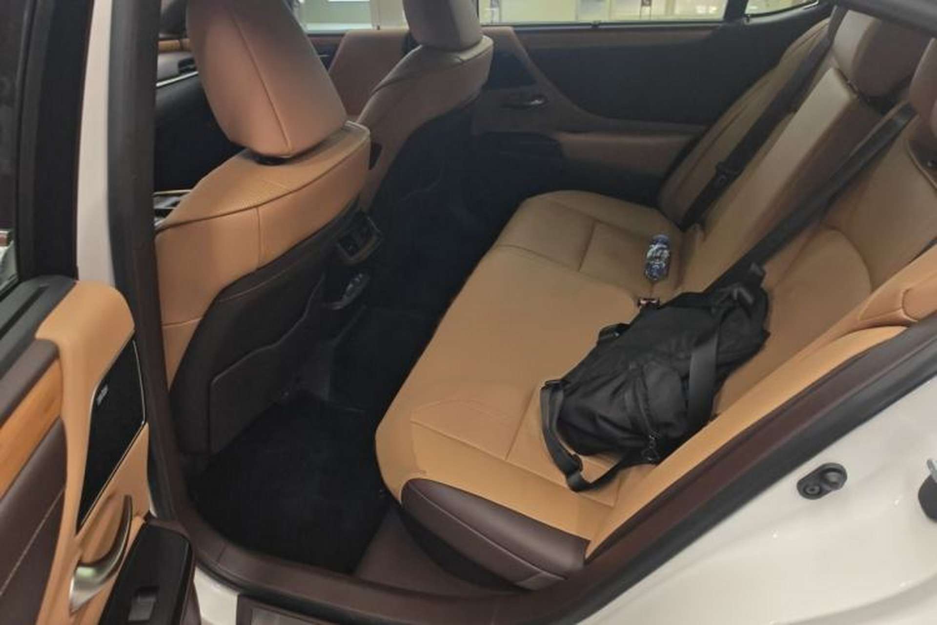 Used Lexus ES 2020 300h Executive Edition Interior 4