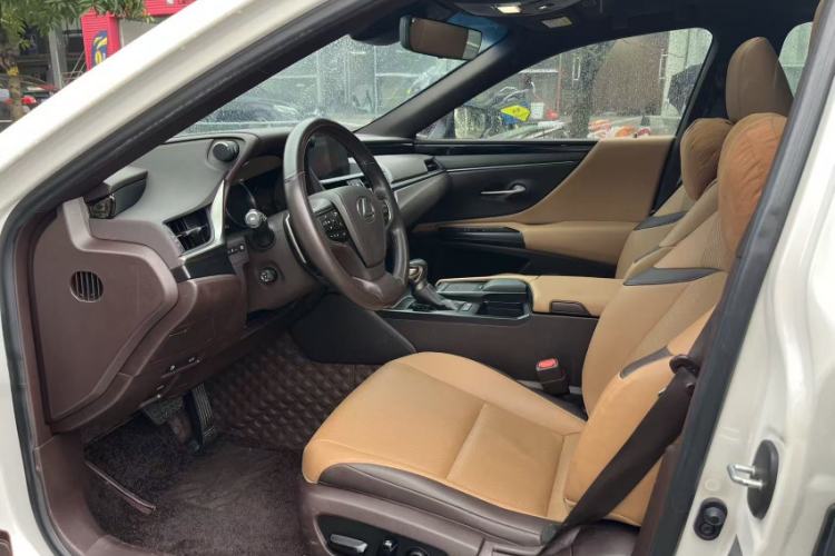 Used Lexus ES 2020 300h Premier Edition Interior 4