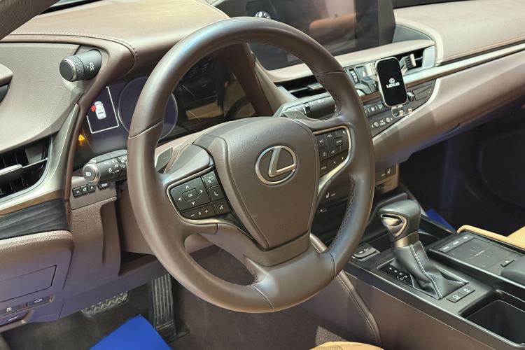 Used Lexus ES 2020 260 Excellence Edition Interior 5