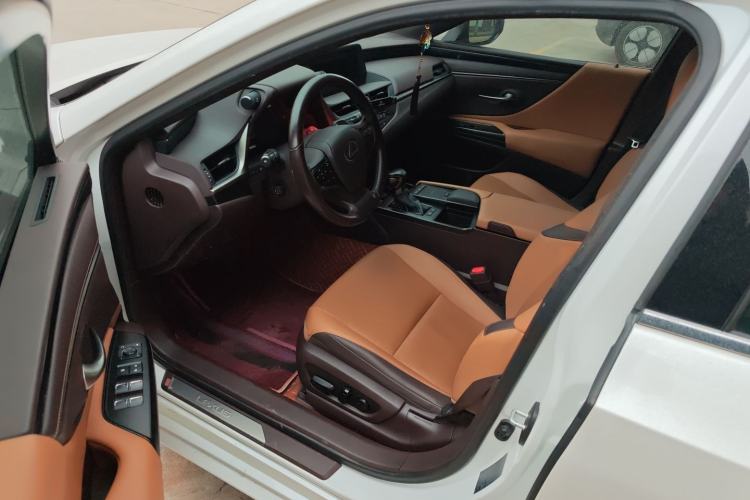 Used Lexus ES 2020 200 Excellence Edition Interior 6