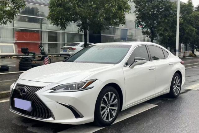 Używany Lexus ES 2020 300h Premier Edition