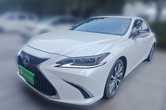 Ojetý Lexus ES 2020 300h Deluxe Edition