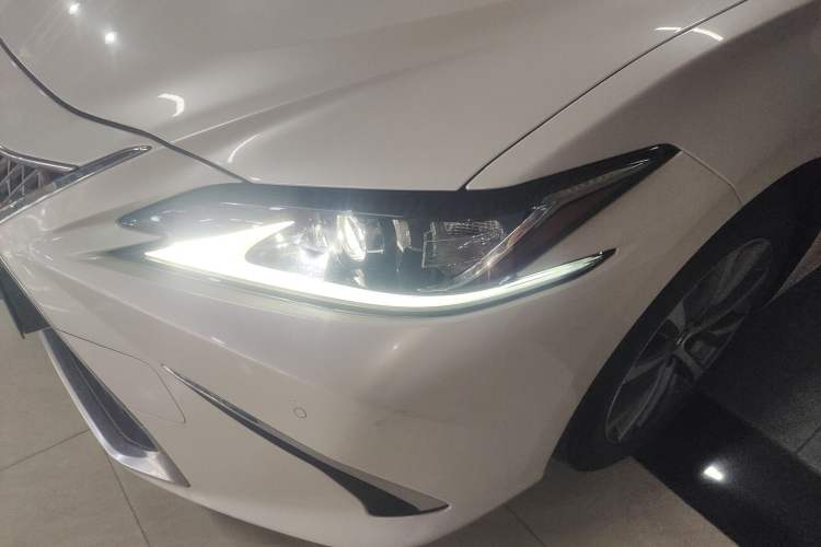 Used Lexus ES 2020 300h Premier Edition Left Front Headlight