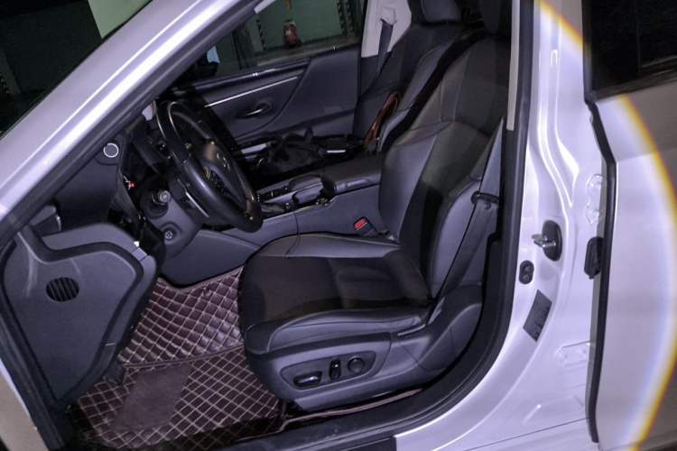 Used Lexus ES  Left Front Seat