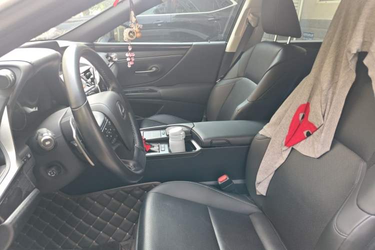 Used Lexus ES 2020 300h Deluxe Edition Left Front Seat