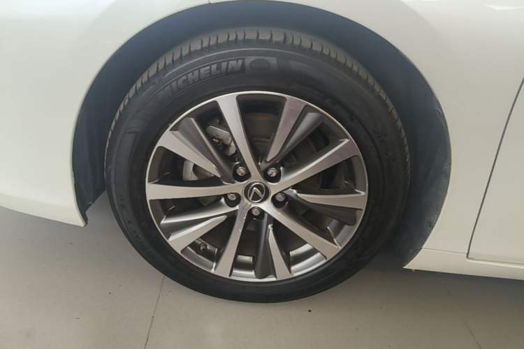 Used Lexus ES 2020 300h Premier Edition Left Front Wheel Hub