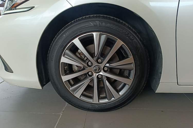 Used Lexus ES 2020 300h Premier Edition Left Front Wheel Hub