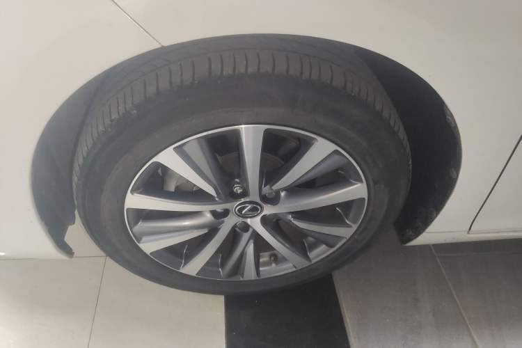 Used Lexus ES 2020 300h Premier Edition Left Front Wheel Hub