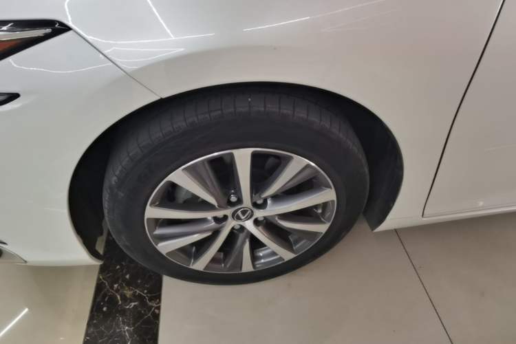 Used Lexus ES 2020 200 Luxury Edition Left Front Wheel Hub