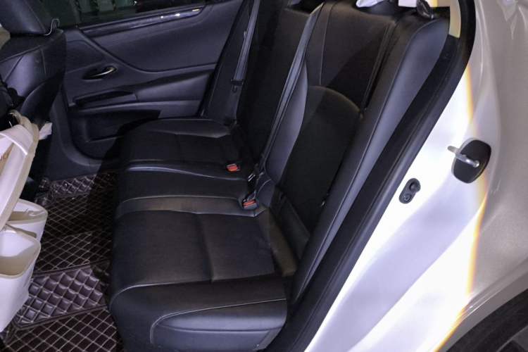 Used Lexus ES  Left Rear Seat