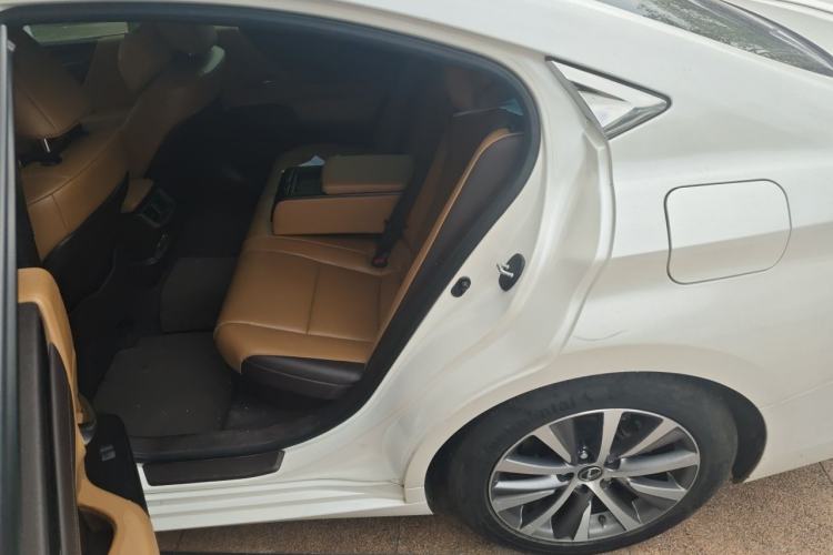Used Lexus ES 2020 300h Premier Edition Left Rear Seat