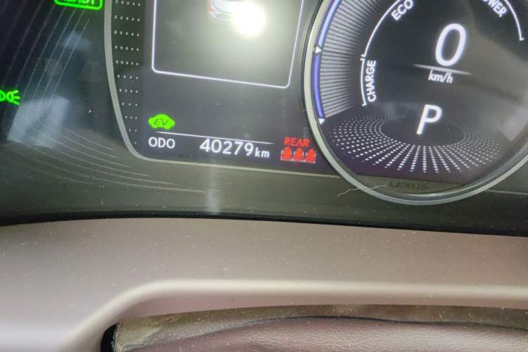 Used Lexus ES 2020 300h Premier Edition Odometer Close Up