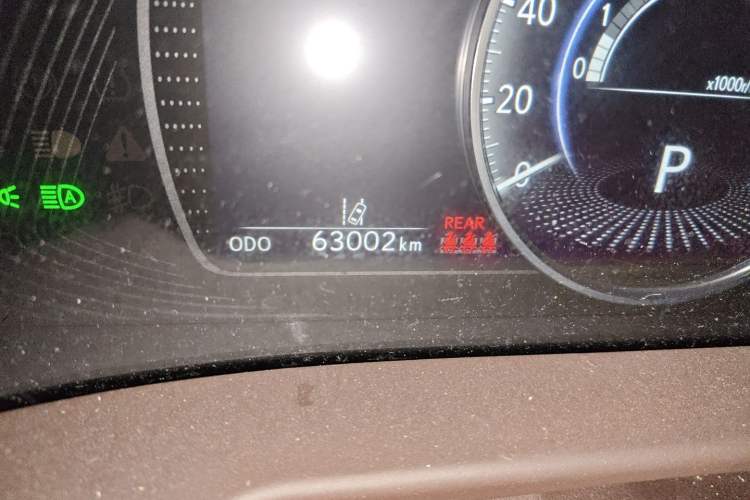 Used Lexus ES 2020 200 Luxury Edition Odometer Close Up
