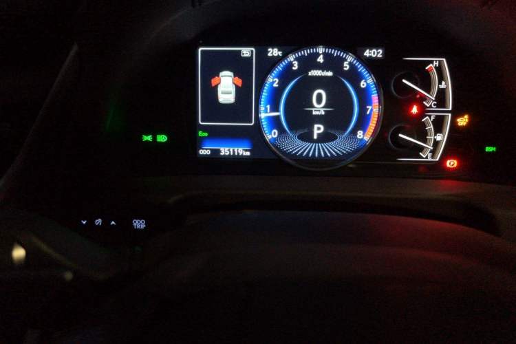 Used Lexus ES 2020 200 Luxury Edition Odometer Close Up