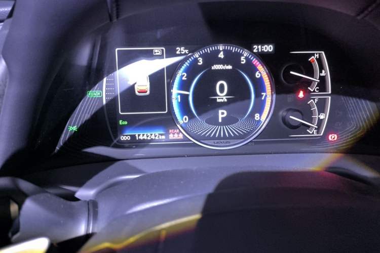Used Lexus ES  Odometer Close Up