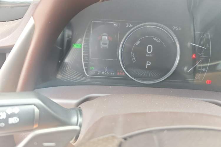Used Lexus ES 2020 300h Premier Edition Odometer Close Up