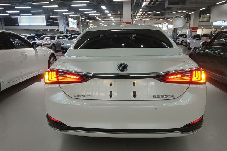 Used Lexus ES 2020 300h Premier Edition Rear