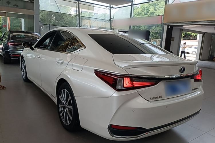 Used Lexus ES 2020 300h Premier Edition Rear Left 45 Deg