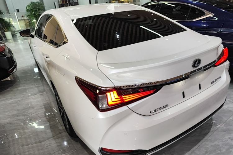 Used Lexus ES 2020 300h Premier Edition Rear Left 45 Deg