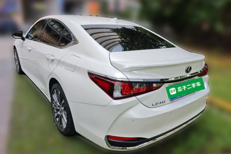 Used Lexus ES 2020 300h Deluxe Edition Rear Left 45 Deg